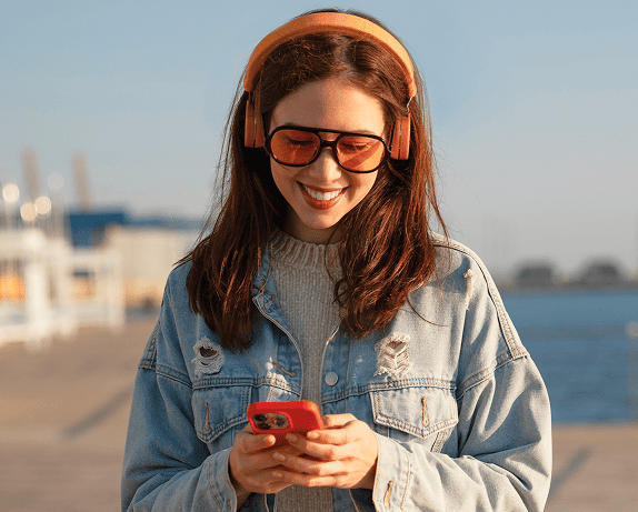 girl width phone